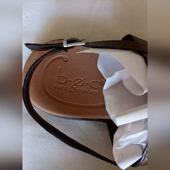 BOC Brown Leather Sandals with Floral Design_10 - Picture 4 of 8